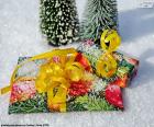 Две рождественские подарки на снегу украшены желтой ленты